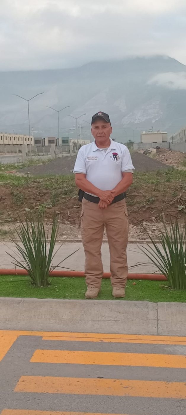Elemento de seguridad realizando vigilancia exterior