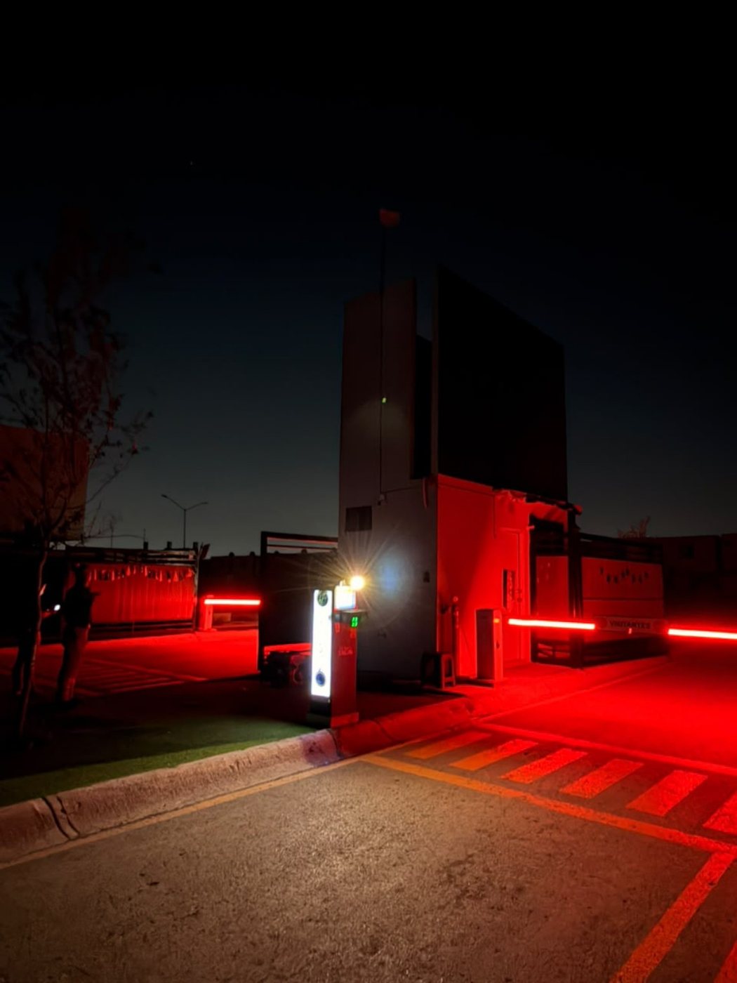 Garita de acceso iluminada
